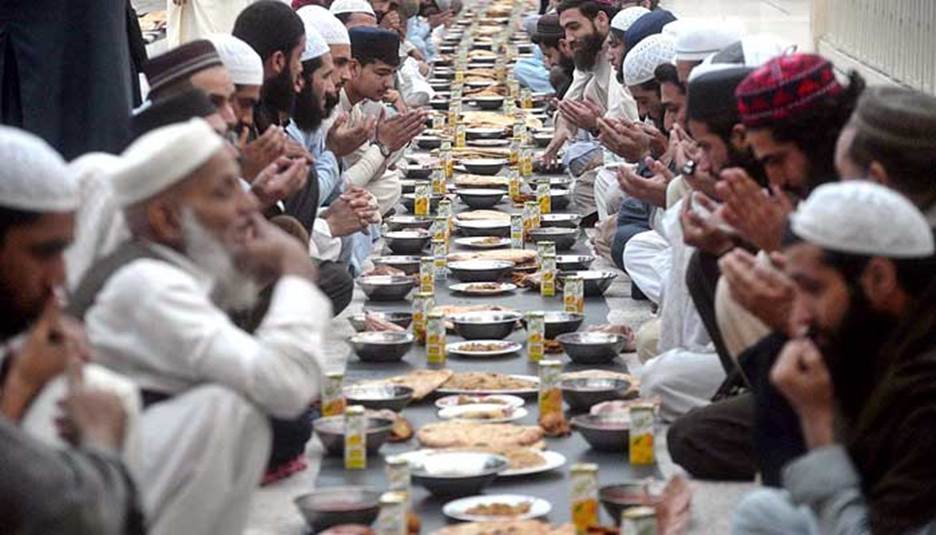 Faithful offering dua to break their fast on the first day of Ramadan at the Dervish Masjid in Peshawar on March 23, 2023. &mdash; APP