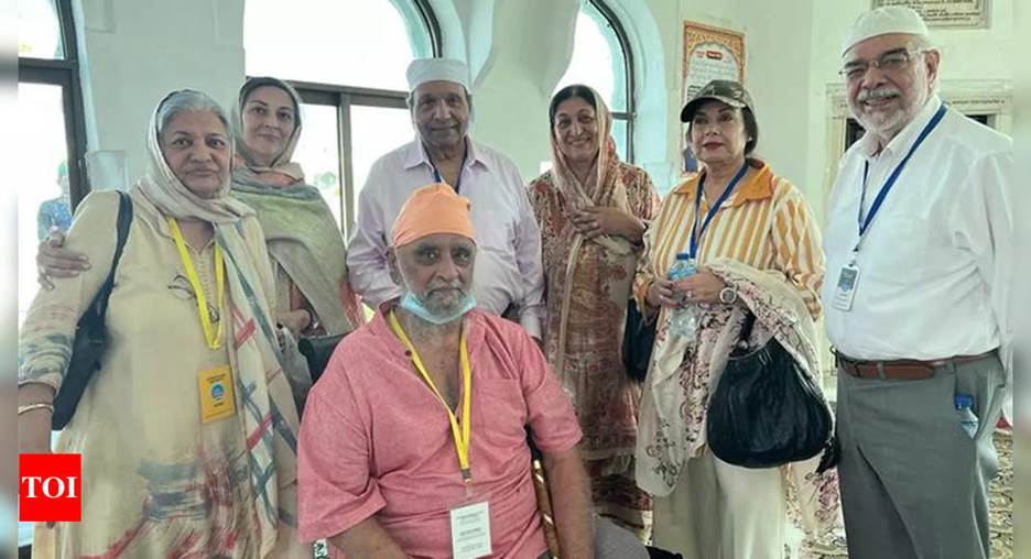 Bishan Singh Bedi and Intikhab Alam relive old times at Kartarpur | Cricket News - Times of India