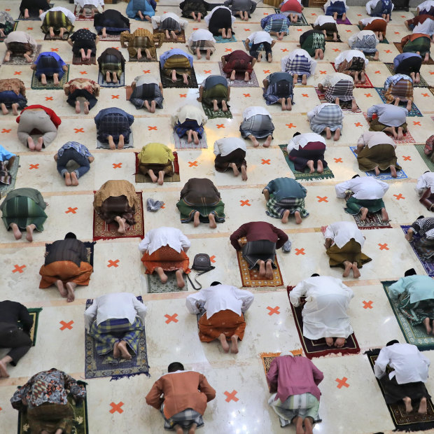 Indonesian Muslims socially distanced as they prayed to mark the end of the holy month in 2020.