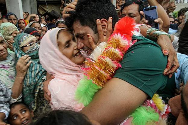 Arshad Nadeem hugs his mother (AFP - Getty Images)