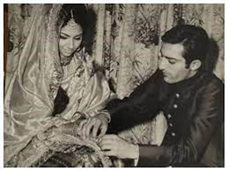Sharmila Tagore Recalls The Time When Nawab Pataudi Went Down On One Knee For Her In Paris