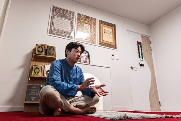 Korean man opens musalla at home to serve Muslim migrant workers