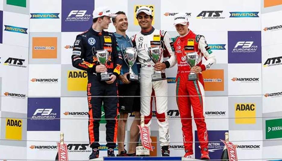 Enaam Ahmed (centre) poses with his fellow racers. &mdash; Photo by author