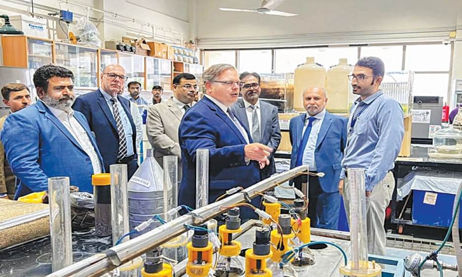 <p>US Ambassador Donald Blome visits a laboratory at the US-Pakistan Centre for Advanced Studies in Water at the MUET, Jamshoro.&mdash;Dawn</p>