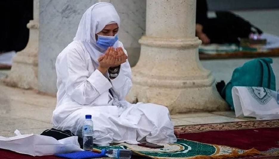 A female pilgrim prays at Namira Mosque on Arafat Day during Hajj 2020. &mdash; AFP