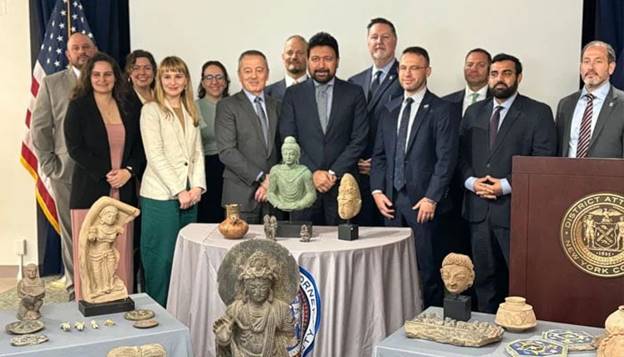 Pakistan Consul General in New York Aamer Ahmed Atozai poses with recovered artefacts and US officials. &mdash; X/@PakinNewYork/File