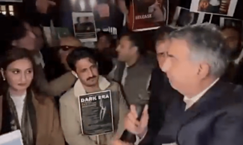 PTI leaders protest against ex-CJP Isa outside London&rsquo;s Middle Temple