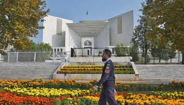 A policeman walks past the Supreme Court building in Islamabad, Pakistan. &mdash; AFP/File