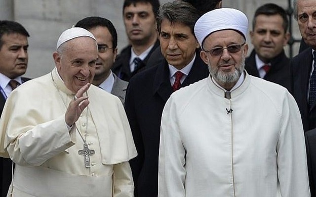 Pope Francis (L) poses with Mufti Rahmi Yaran (R) upon his arrival in front of the Blue Mosque in Istanbul on November 29, 2014 as part of his two-day visit in Turkey. (Photo credit: AFP/BULENT KILIC)
