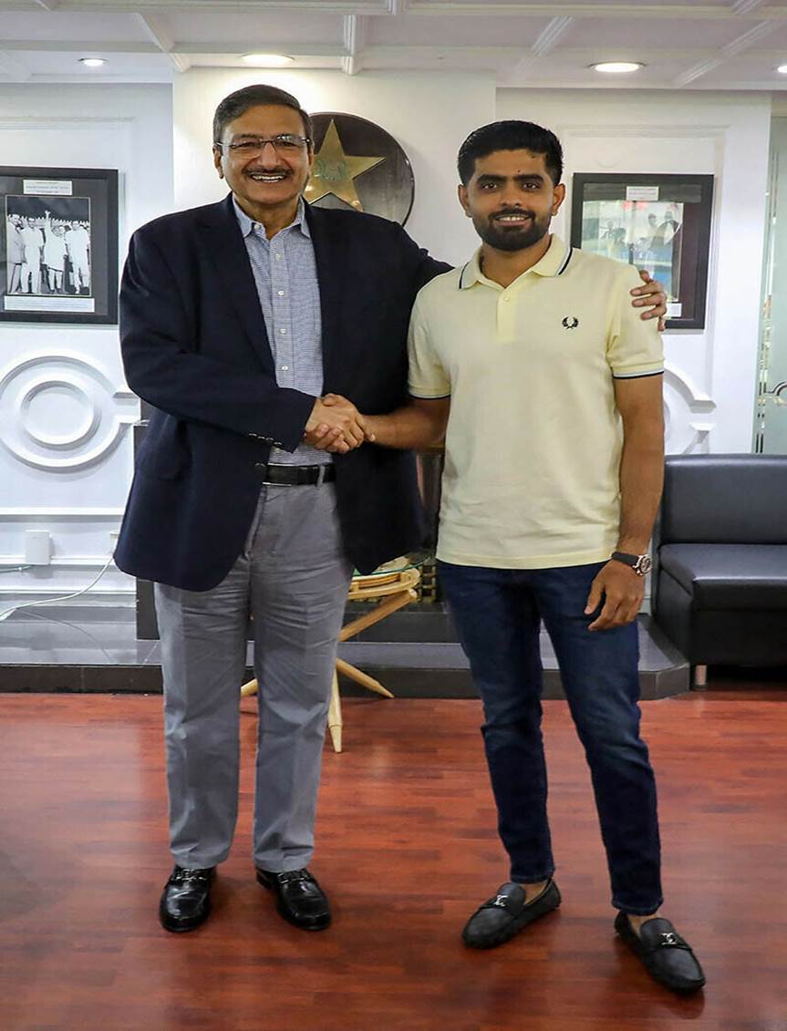  PCB chief Zaka Ashraf (L) shakes hands with Babar Azam during a meeting at the PCB headquarters in Lahore.&mdash;AFP /PCB
